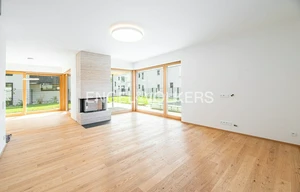 Family house for rent, 408m<sup>2</sup>, 509m<sup>2</sup> of land