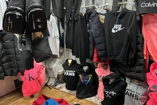 Customs officials seize counterfeit goods worth CZK 5 million from Prague’s Sapa Market