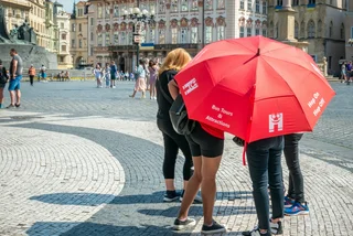 A newspaper for CZK 900? 'Red umbrella' vendors are back in Prague 1