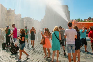 Prague deploys special sprinklers, warns against outdoor activity amid smog alert