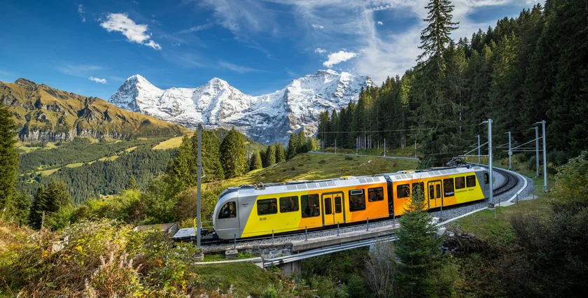 Jungfraubahnen Bergbahn Lauterbrunnen Muerren SWISS 05-2025 c Jungfraubahnen Bergbahn-Lauterbrunnen-Muerren-von-der-Seite-Anfang-Herbst