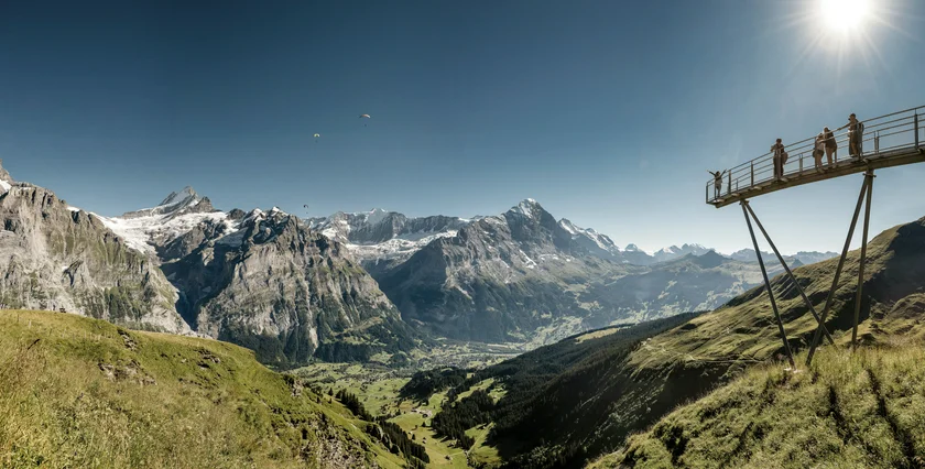 Jungfraubahnen Grindelwald-First-Cliff-Walk-Paragliders-am-Himmel SWISS 05-2025 c Jungfraubahnen Grindelwald-First-Cliff-Walk-Paragliders-am-Himmel-Key-Visual