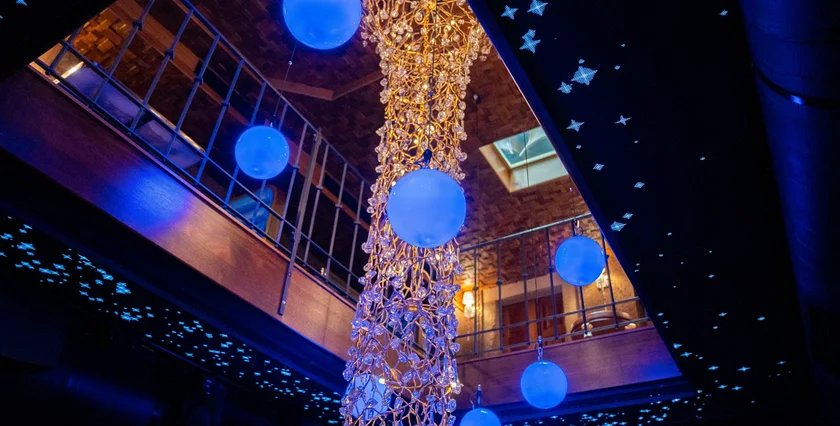 Zlatý Strom Bar Zlaty Zlatý Strom U Zlatého Zlateho Stromu 06-2025 lustr
